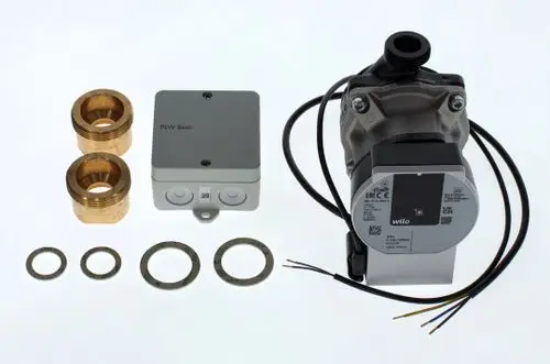 Bosch Pumpe mit Zubehörteilen, einschließlich Kupplungen, einer Steuerungseinheit und Dichtungen. Komponenten sind auf einem weißen Hintergrund angeordnet.